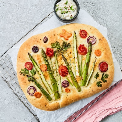 Blumenwiese-Focaccia mit Hirtencreme