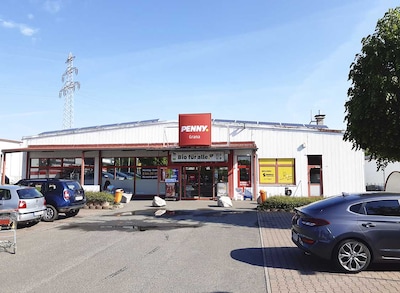 Sie sehen den Eingang vom Penny Markt in Kretzschau-Grana Leipziger Straße 17