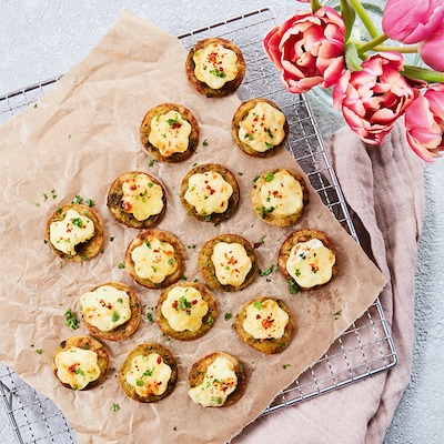 Herzhafte Blinis mit gratinierten Käseblüten