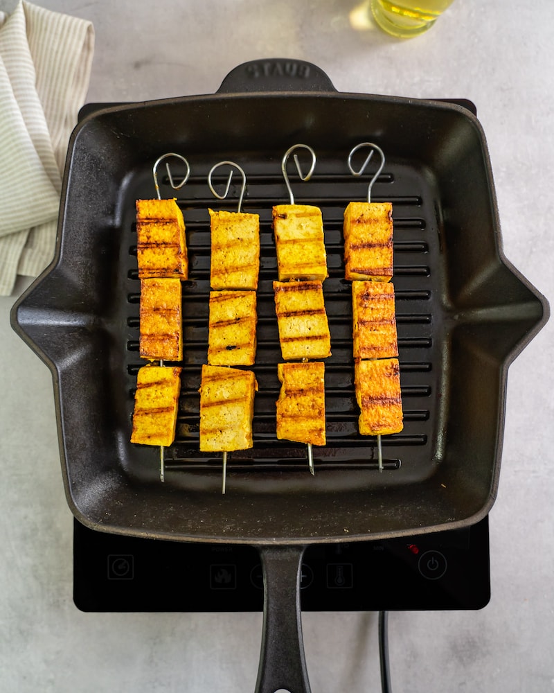 Diese Bild zeigt der Tofu angebraten wird.