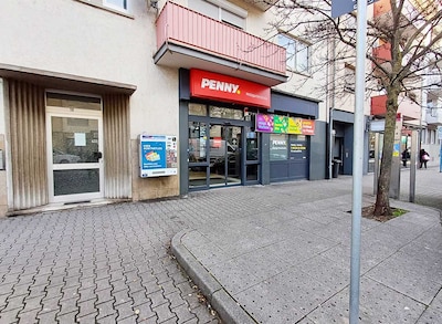 Sie sehen den Eingang vom Penny Markt in Pforzheim, Holzgartenstr.17,19/Untere Augasse