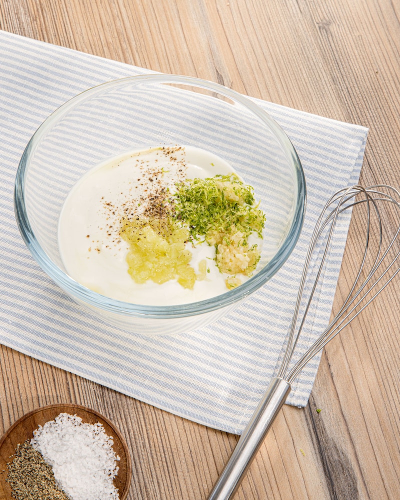 Dieses Bild zeigt den Joghurt, Honig, Salz und Pfeffer in der Schüssel.