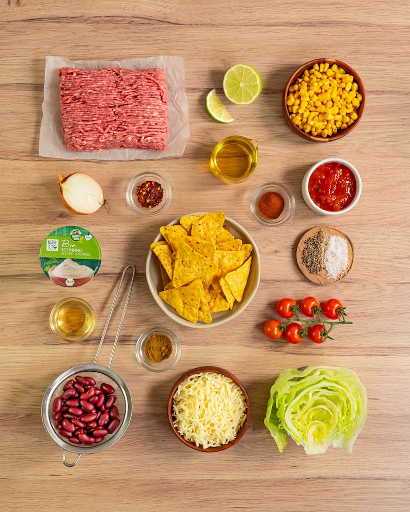 Dieses Bild zeigt die Zutaten für den Taco Schichtsalat.