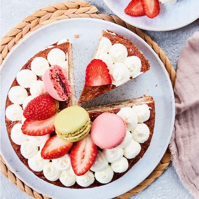Frühlings-Schichttorte mit Macarons und Erdbeeren
