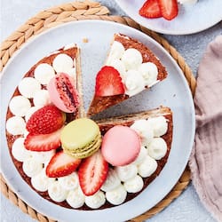 Frühlings-Schichttorte mit Macarons und Erdbeeren