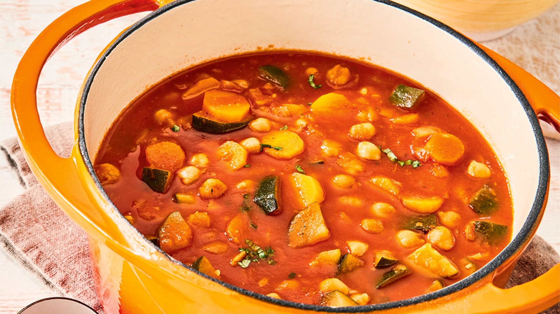 Vegetarischer Eintopf in einem orangenen Topf