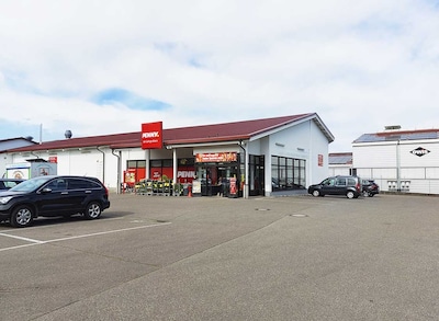 Sie sehen den Eingang vom Penny Markt in Staufen, Gewerbestr. 2