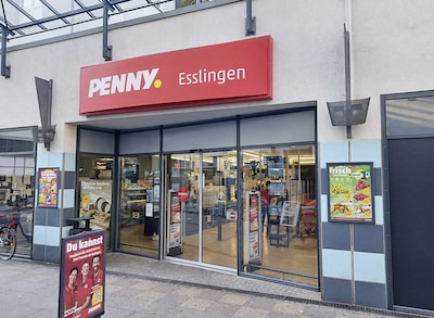Sie sehen den Eingang vom Penny Markt in Esslingen Am Neckar, Kiesstr. 10