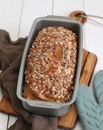 Auf diesem Bild siehst du unser Kartoffelbrot mit Haferflocken.