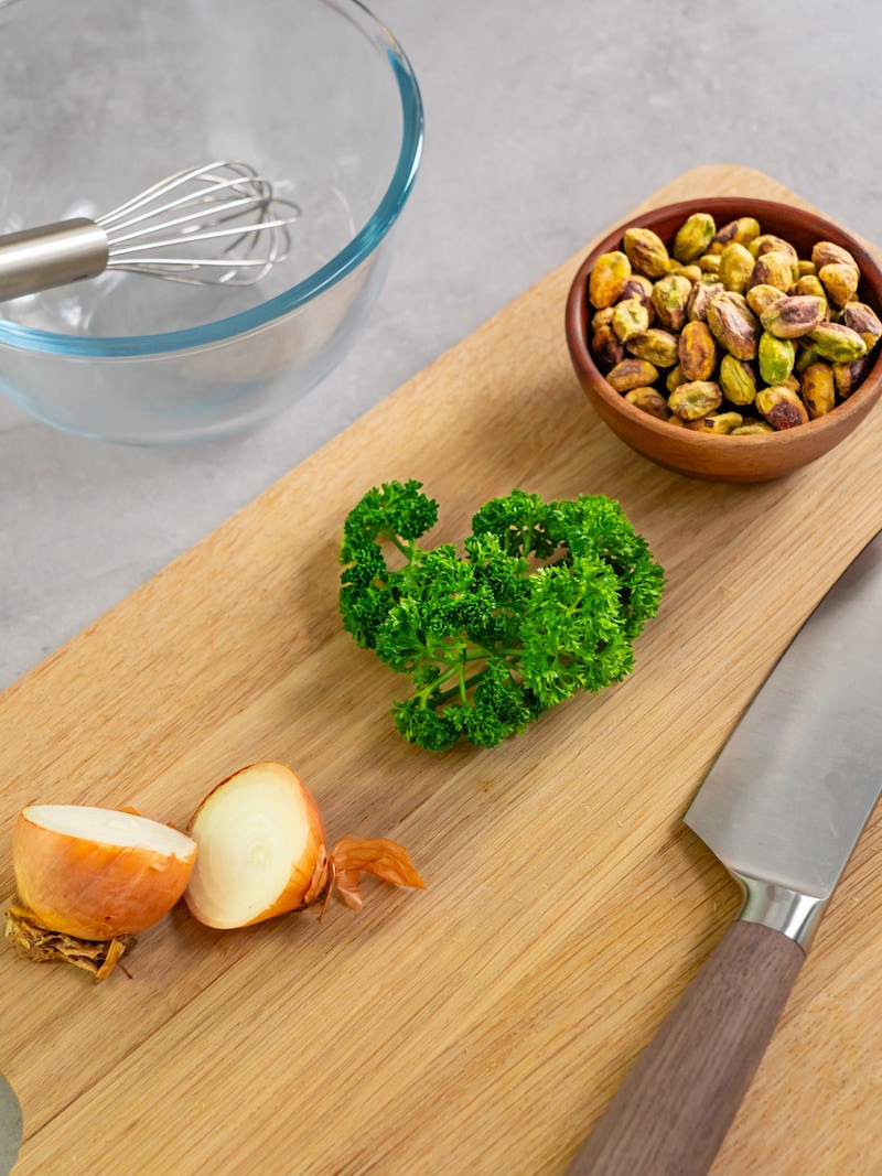 Dieses Bild zeigt die Zutaten für die Vinaigrette auf einem Holzbrett.
