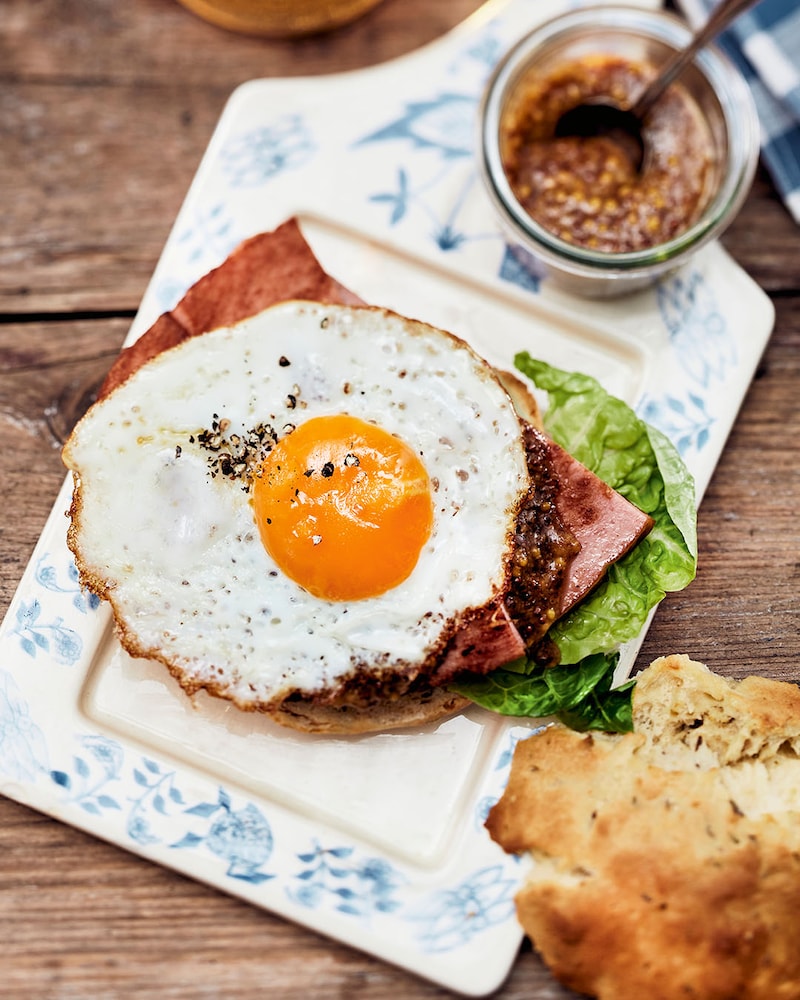 Dieses Bild zeigt das fertige Leberkäse-Brötchen.