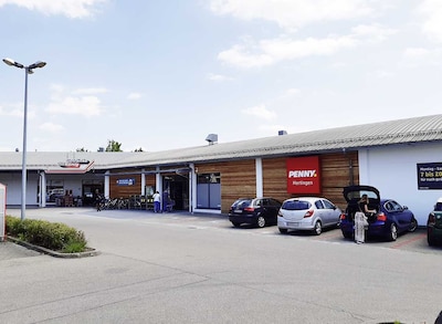 Sie sehen den Eingang vom Penny Markt in Mertingen Im Schmutterfeld 2