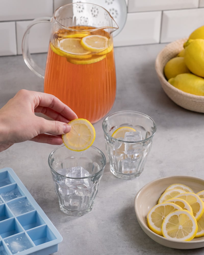 Das Bild zeigt das Garnieren des Zitronen-Eistee.