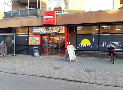 Sie sehen den Eingang vom Penny Markt in Luebeck/St Juergen, Helmholtzstr. 23