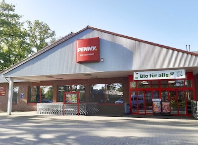 Sie sehen den Eingang vom Penny Markt in Bad Sassendorf, Schuetzenstr. 15-17