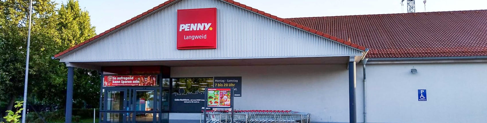 Sie sehen den Eingang vom Penny Markt in Langweid Karwendelstr. 4