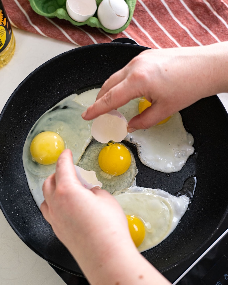 Auf diesem Bild siehst du wie Spiegeleier gebraten werden.