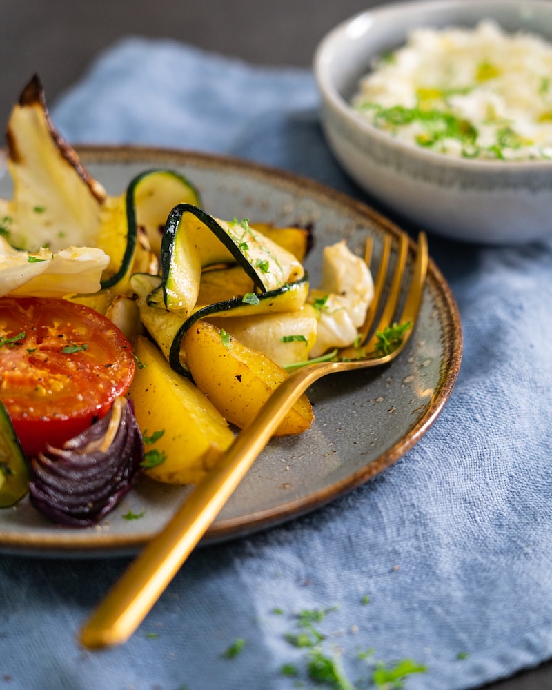 Gerösteter Gemüsesalat aus dem Backofen mit Quark-Frischkäse-Dip