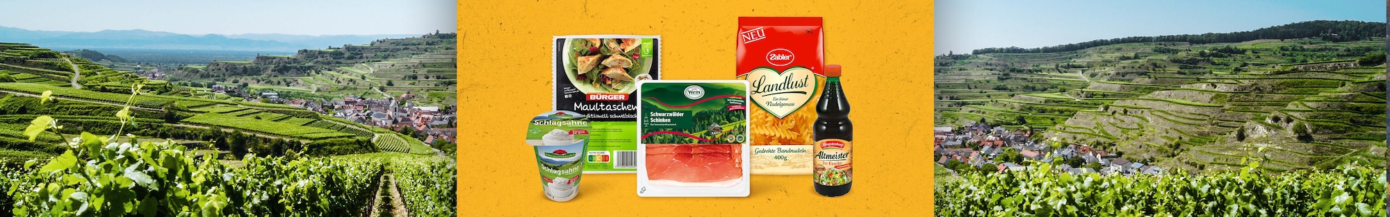 Eine Range mit regionalen Produkten aus dem schönen Südwesten zum Beispiel Apfelmus, Gerolsteiner Wasser oder Käse Knacker, vor einer Fluß-Landschaft im Südwesten. 