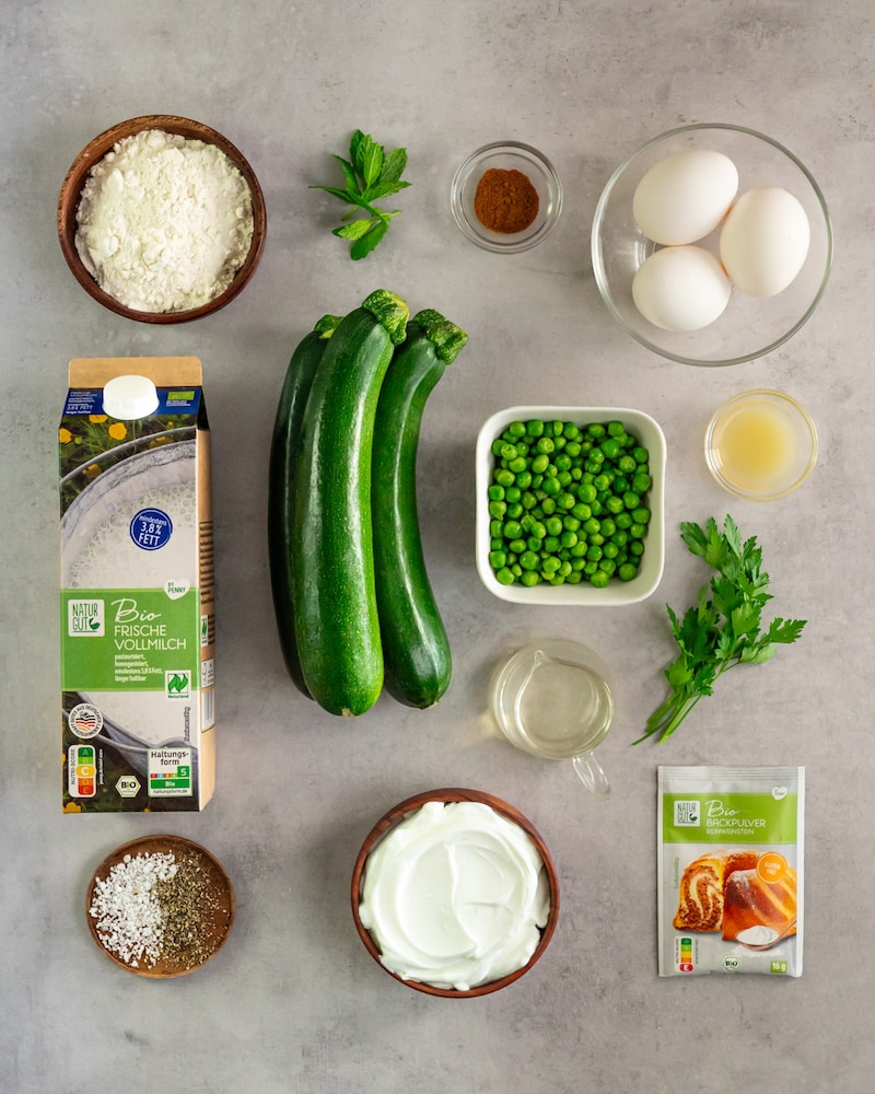 Dieses Bild zeigt die Zutaten für die Zucchinipuffer.