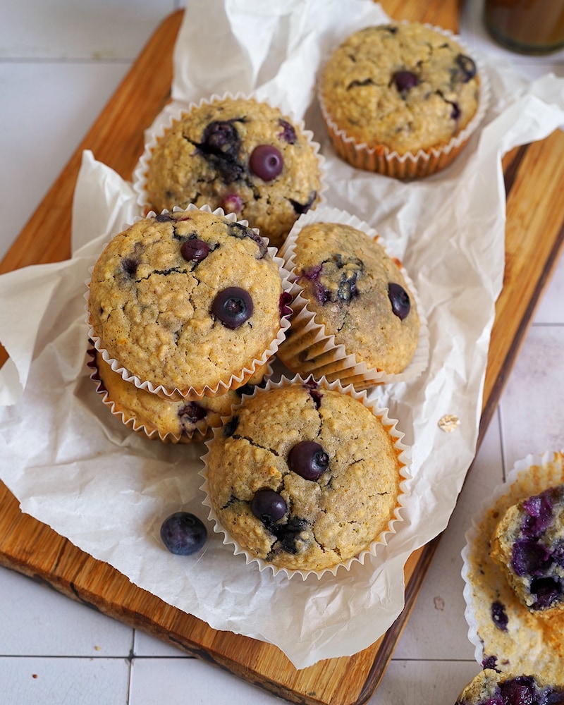 Dieses Bild zeigt unsere Blaubeer Muffins mit Haferflocken.
