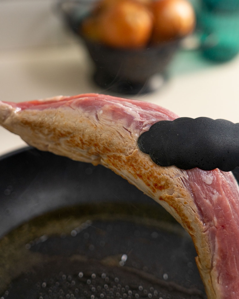 Dieses Bild zeigt das Schweinefilet angebraten wird.