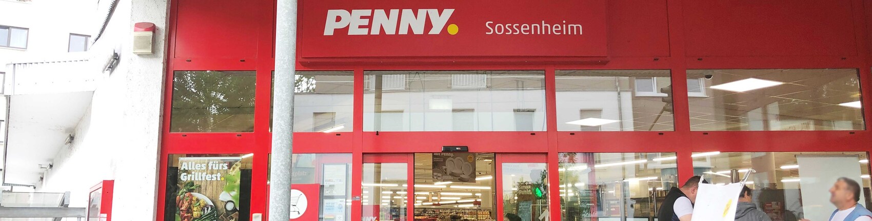 Sie sehen den Eingang vom Penny Markt in Frankfurt/Sossenheim, Siegener Str. 53-55