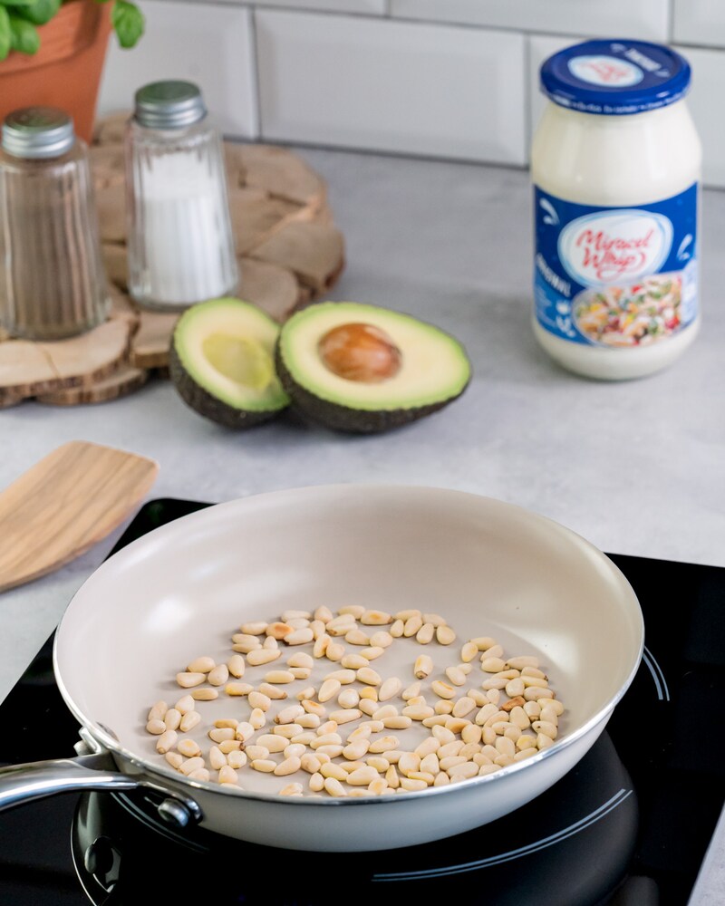 Dieses Bild zeigt wie die Nudeln für den Nudelsalat mit Avocado gekocht werden.