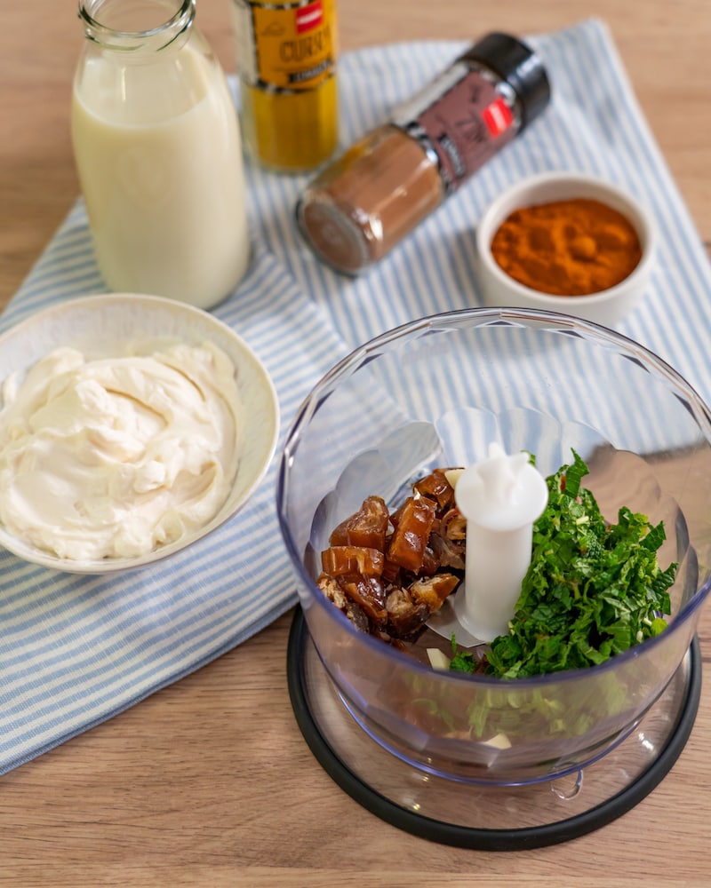 Exotische Dattelcreme mit frischer Minze und Currynote