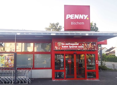 Sie sehen den Eingang vom Penny Markt in Bischofsheim, Mainzer-Kastelerstr. 1