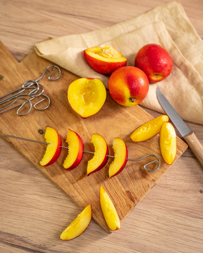 Pfirsichspiesse-mit-Gold-Sirup und Genuss-Hirte-Topping