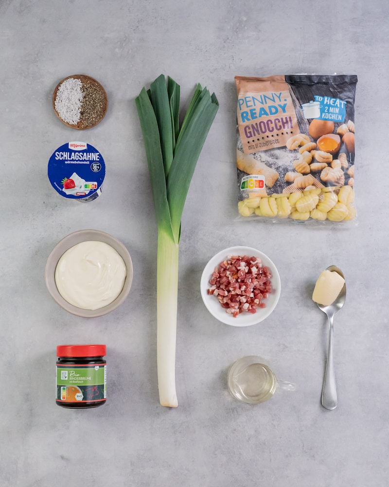 Dieses Bild zeigt die Zutaten der Gnocchi-Lauch-Pfanne.