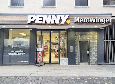 Sie sehen den Eingang vom Penny Markt in Köln - Neustadt Süd Merowingerstr. 33A