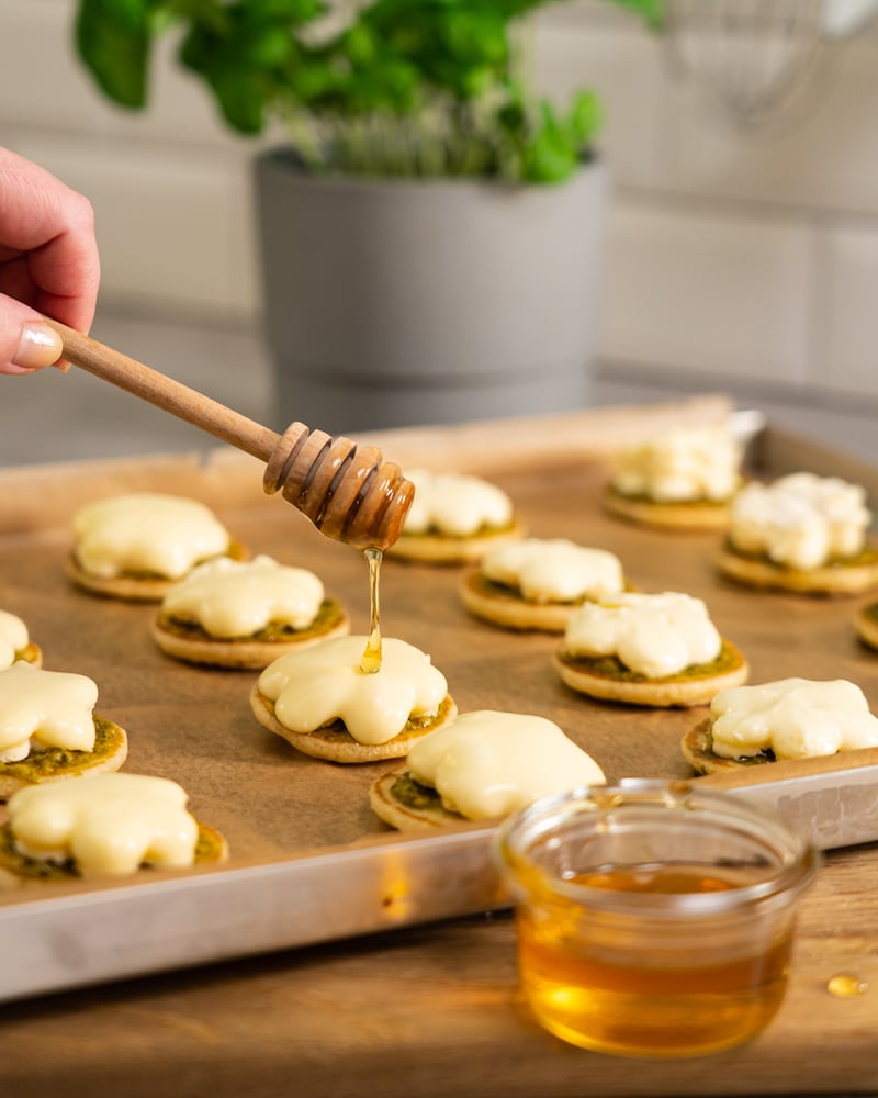 Herzhafte Blinis mit gratinierten Käseblüten