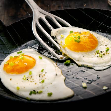 Bereite das perfekte Spiegelei zu