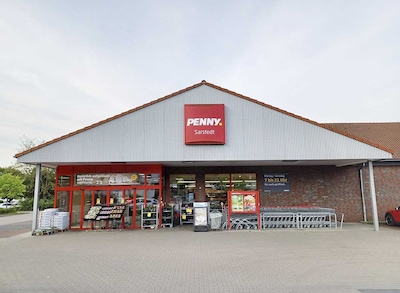 Sie sehen den Eingang vom Penny Markt in Sarstedt, Hildesheimer Str. 66