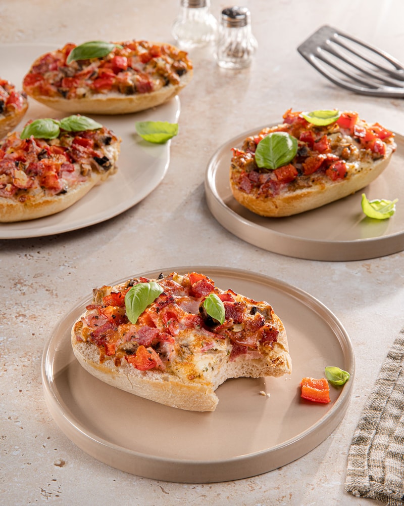 Dieses Bild zeigt die fertigen Pizzabrötchen mit Bissmarke.