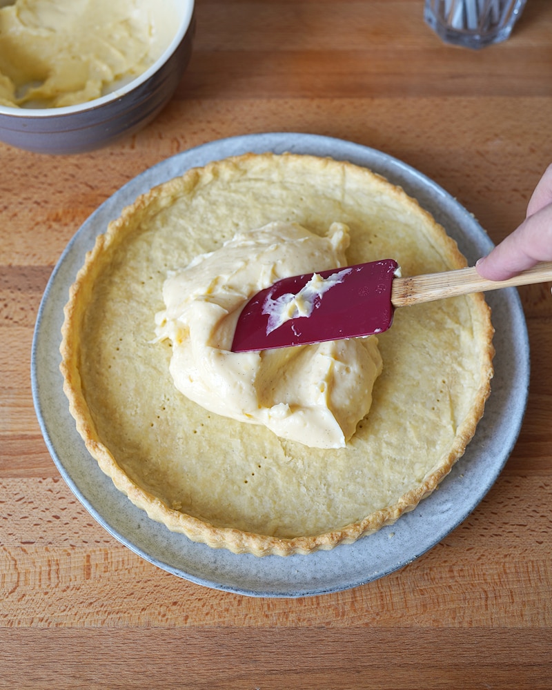 Dieses Bild zeigt wie die Crème auf der Tarte verteilet wird.