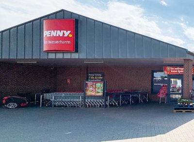 sie sehen den Eingang vom Penny Markt in Neumünster Gutenbergstraße 47