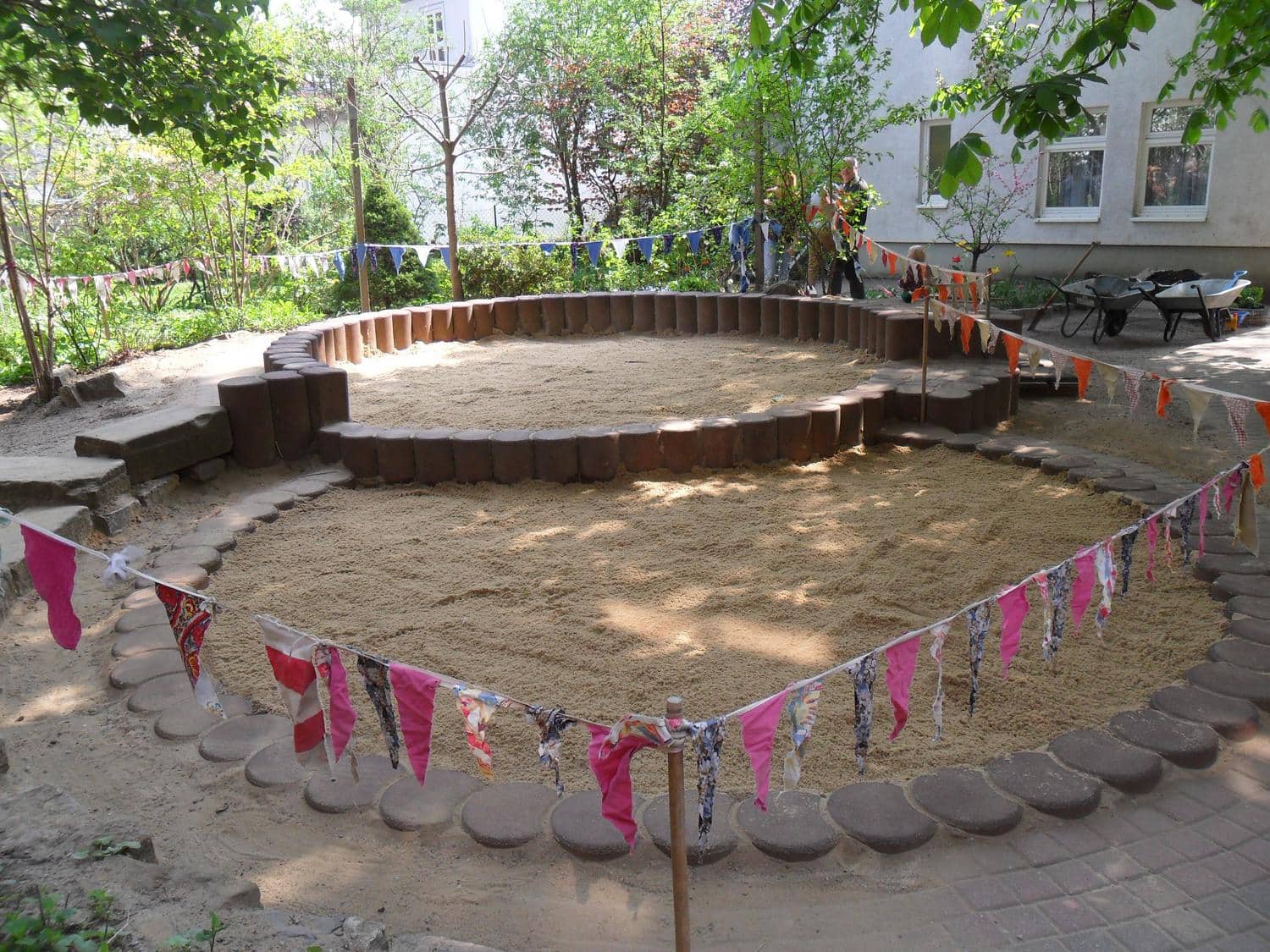 Ausblick auf den Sandkasten des Kindergartens