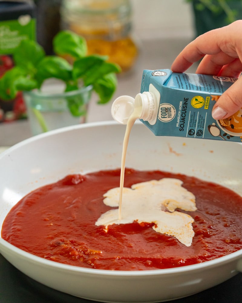 Dieses Bild zeigt wie das Sojacuisine (z.B. Food For Future) hinzugegeben wird.