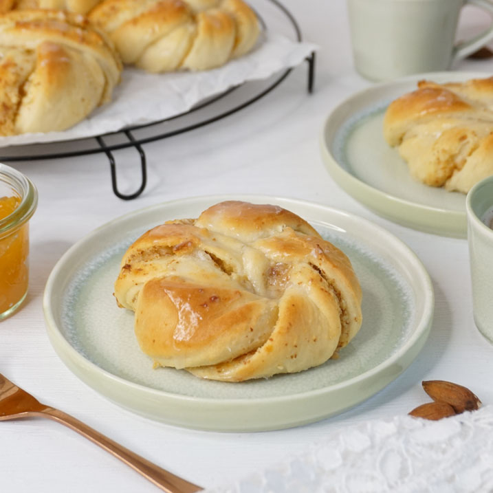 Hefeknoten mit Aprikosenfüllung - einfach selbst gebacken | PENNY.de Hefeknoten mit Aprikosenfüllung - einfach selbst gebacken | PENNY.de