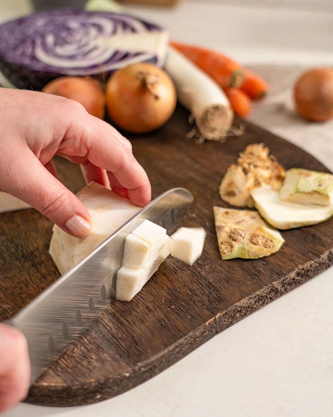 Dieses Bild zeigt wie der Knollensellerie geschnitten wird.