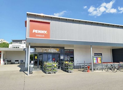 Sie sehen den Eingang vom Penny Markt in Umkirch, Brugesstr. 47