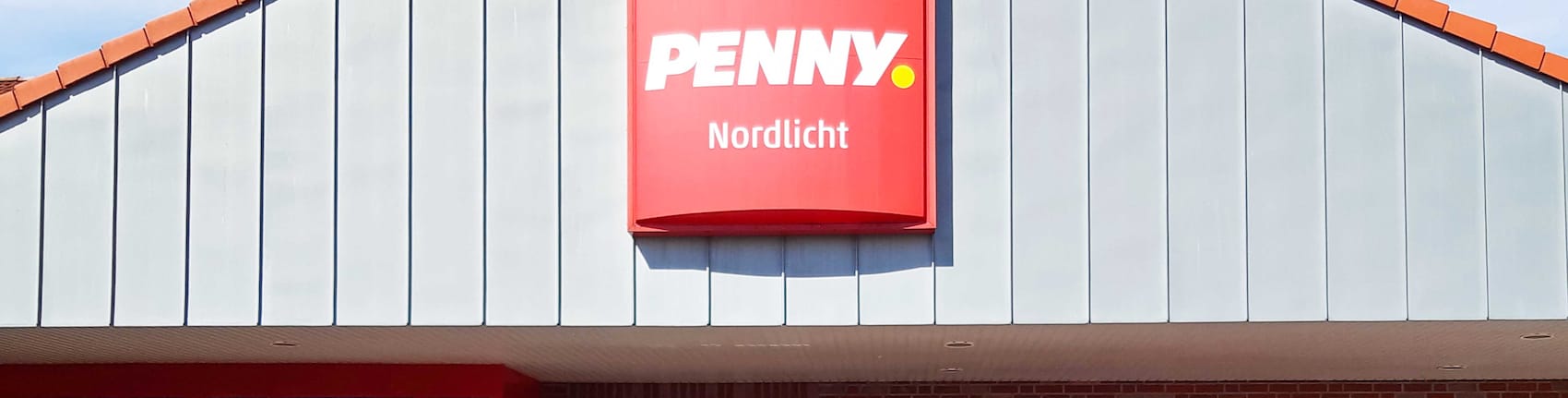 Sie sehen den Eingang vom Penny Markt in Niebuell Zum Stellwerk  4C