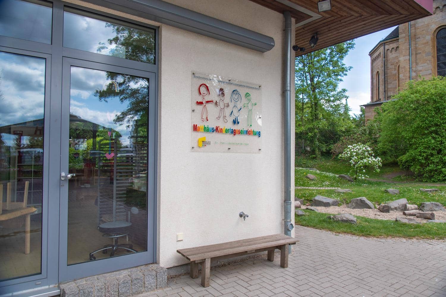 Eingang des Vereinsgebaeudes mit dem Vereinslogo