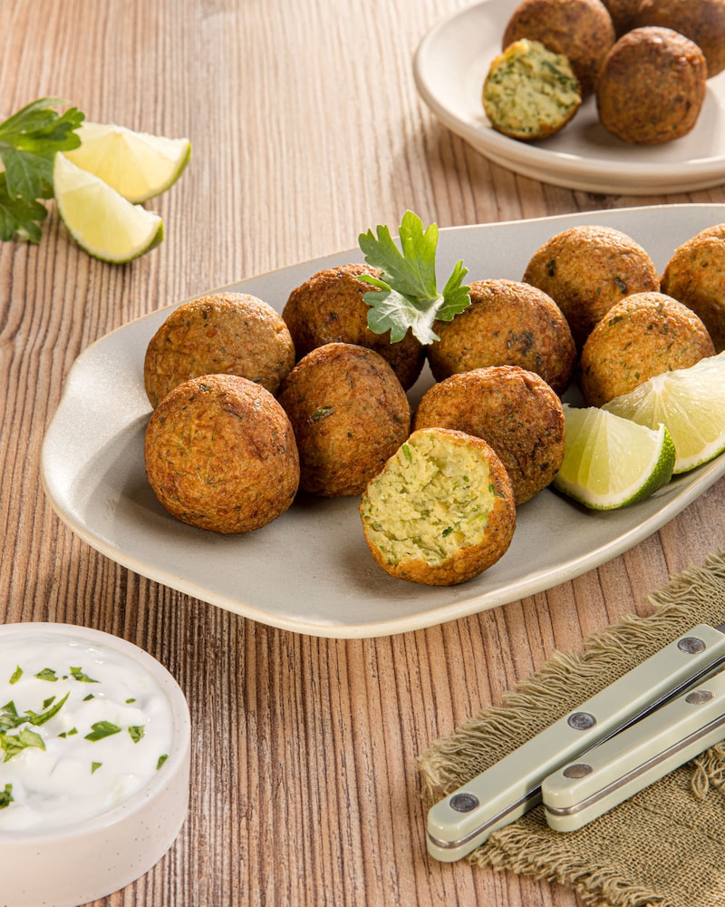 Das Bild zeigt knusprige Falafel und einen leckeren Dipp.