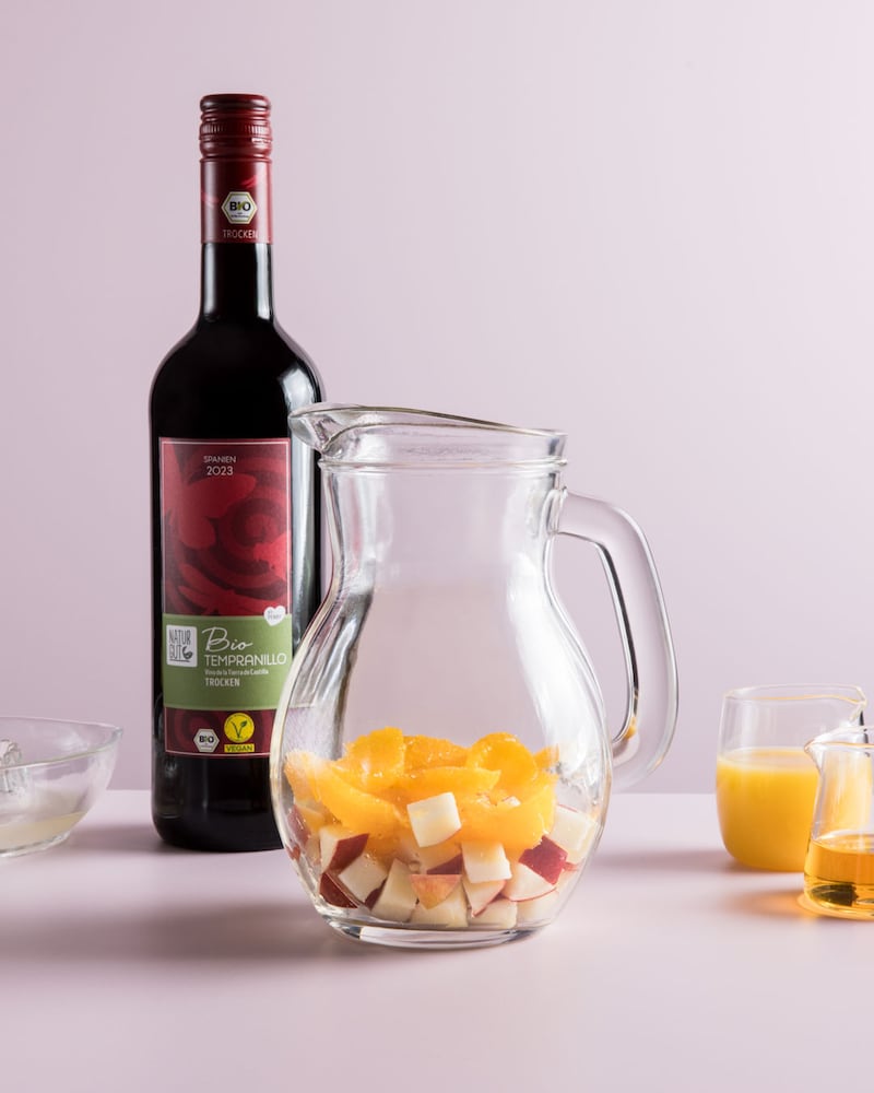 Dieses Bild zeigt das Obst in der Karaffe und den Wein in der Flasche.