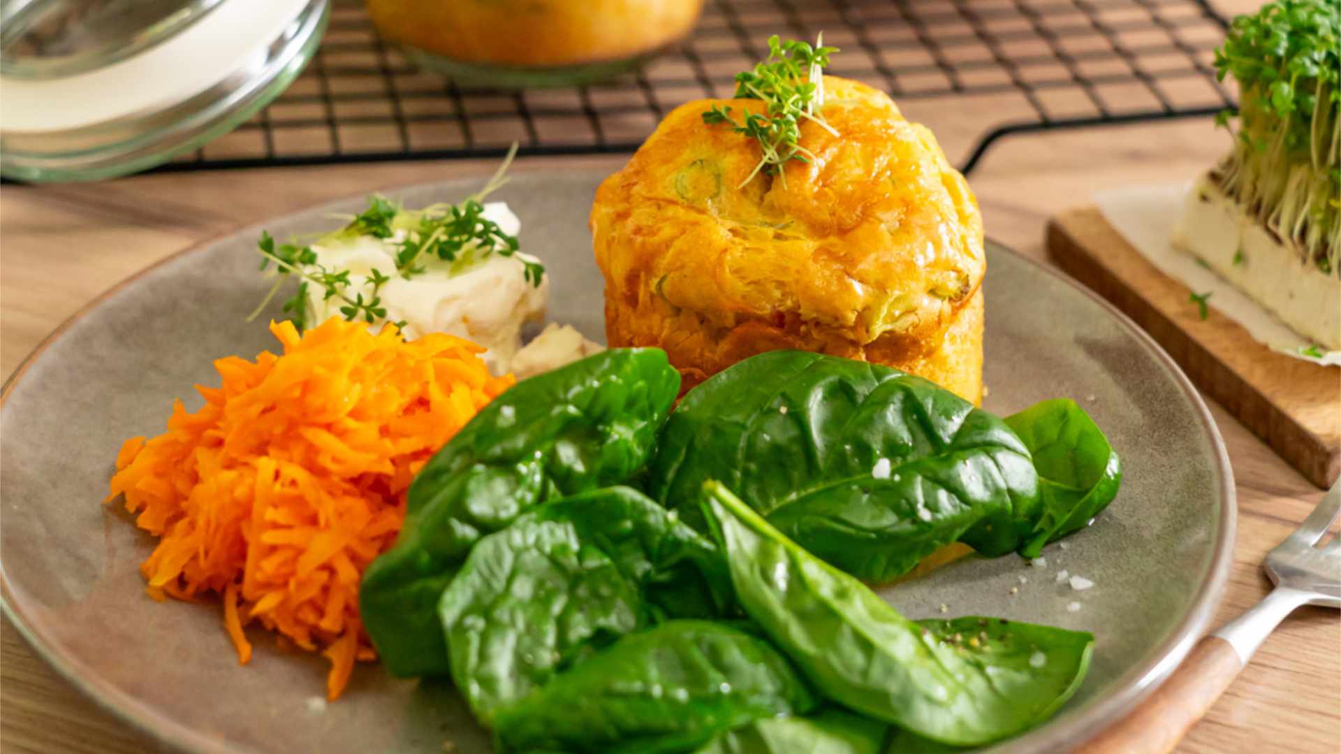 Käse-Schinken-Muffin auf einem grauen Teller