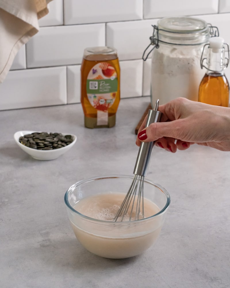 Dieses Bild zeigt wie die Hefe angerührt wird.